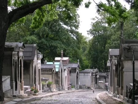 Parisul lansează o loterie neobișnuită prin care jucătorii pot câștiga locuri de veci lângă celebrități