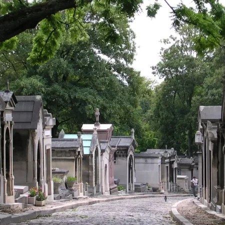 Parisul lansează o loterie neobișnuită prin care jucătorii pot câștiga locuri de veci lângă celebrități