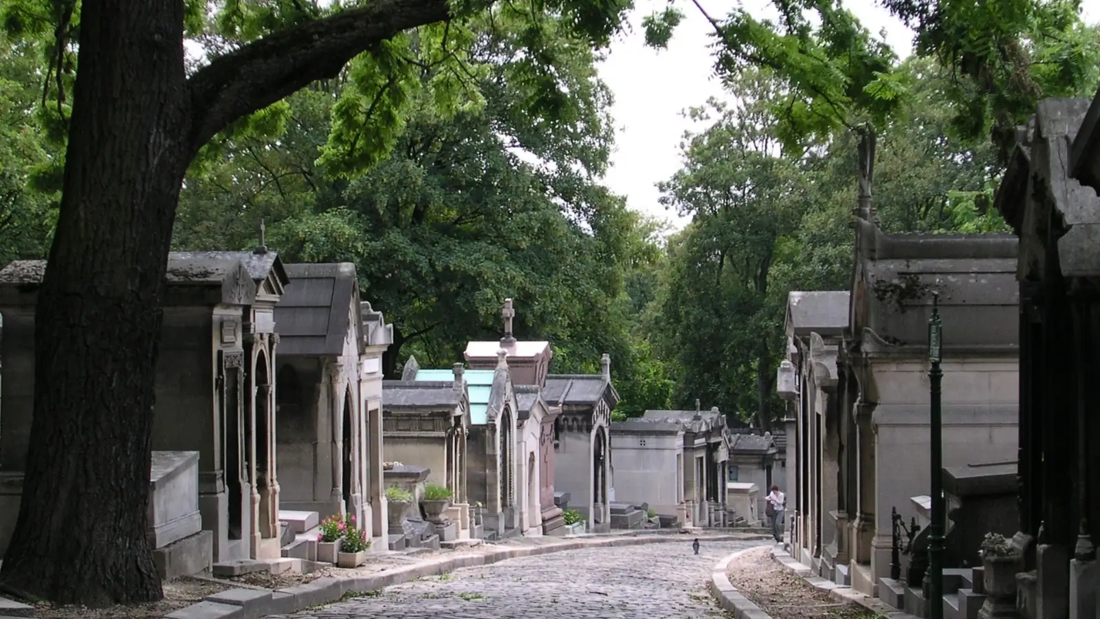 Parisul lansează o loterie neobișnuită prin care jucătorii pot câștiga locuri de veci lângă celebrități